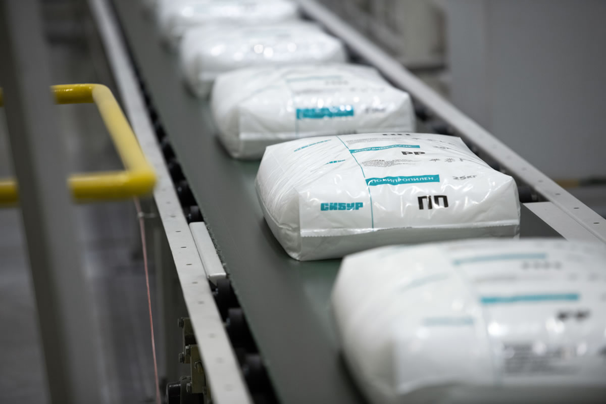 В 2022 году СИБУР выпустил на рынок 9 новых марок полипропилена и полиэтилена, при этом время на их разработку и запуск производства удалось сократить с 25 до 12 месяцев. 