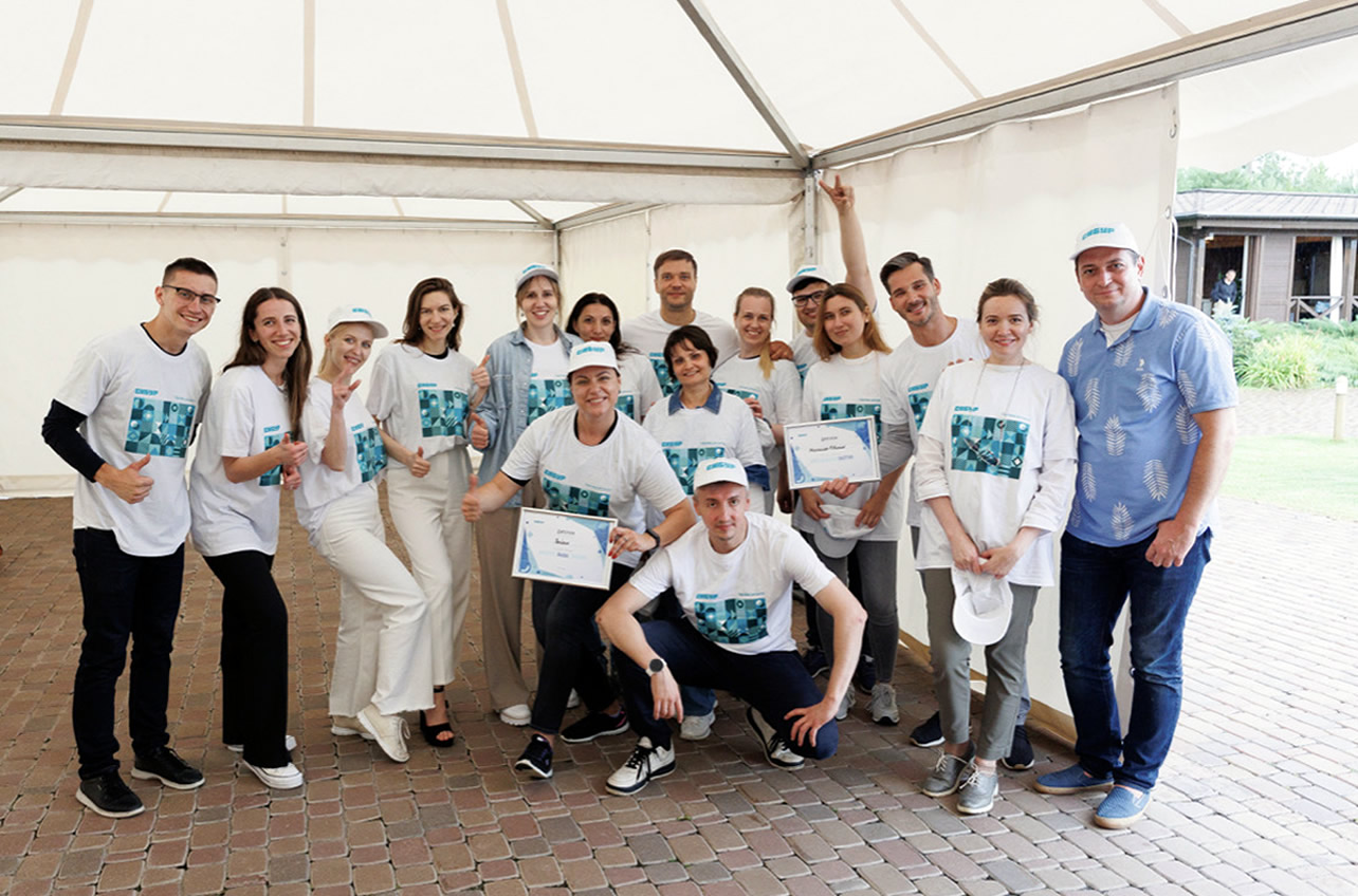 На фото: команда дирекции синтетических каучуков в кросс-функциональной сессии «Как повысить эффективность и гибкость», июль 2022. 