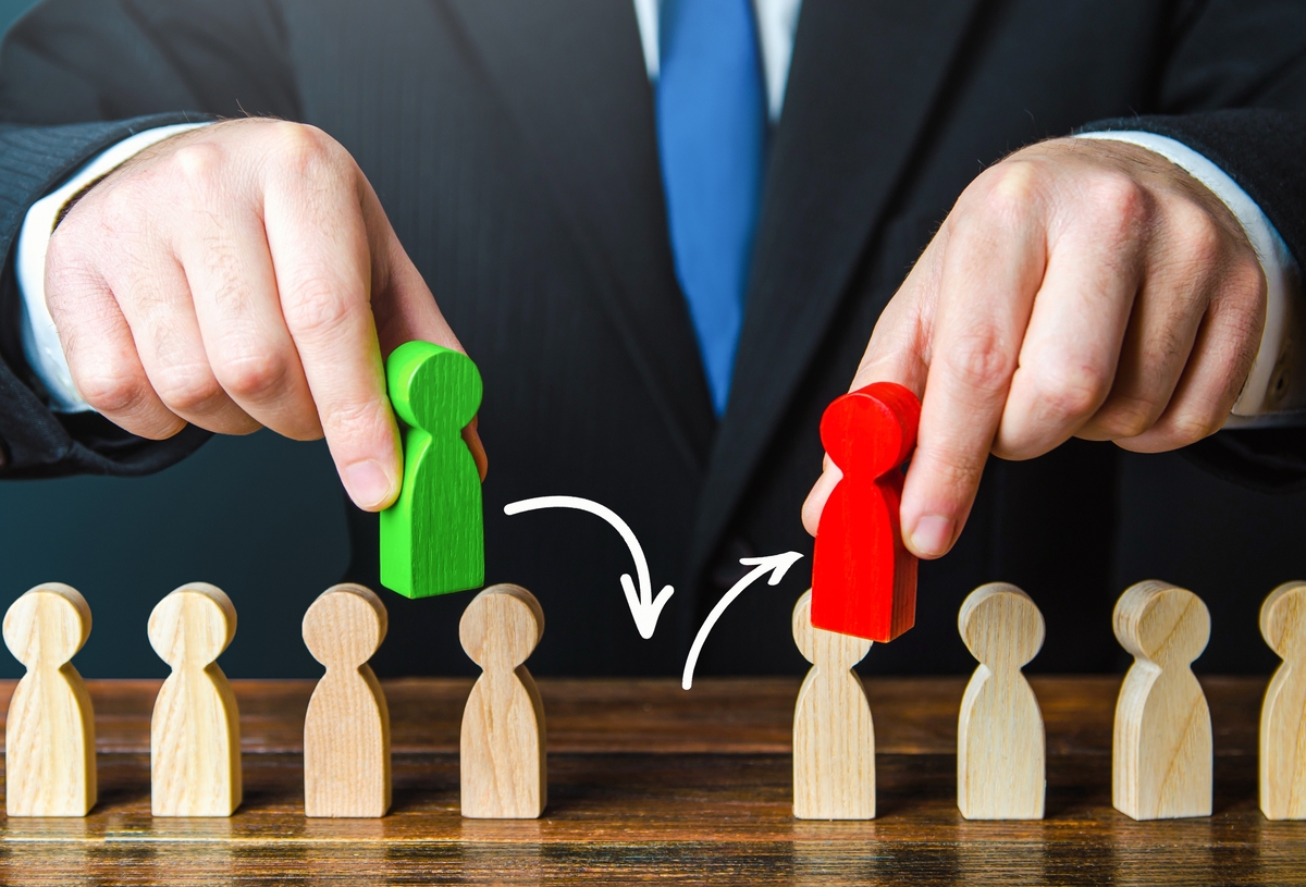 В каждой партии товара выделите условия поставки и условия платежа. Проанализируйте кредиторскую задолженность и авансы поставщикам. Предусмотрите возможность менять эти показатели по итогам планируемого периода. 