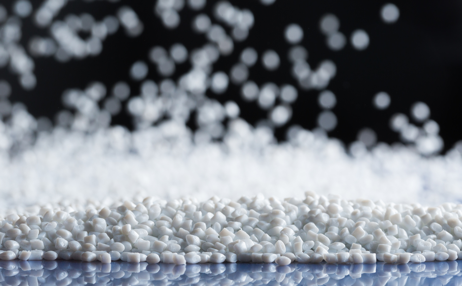 Развитие сектора переработки полимеров напрямую зависит от состояния и динамики крупнейших отраслей потребления готовой пластиковой продукции. Прежде всего, речь идет о строительстве, упаковке и медицине. На фото: высоковязкий ПЭТФ, который используется в производстве пищевой тары, например, ПЭТ-бутылок. 