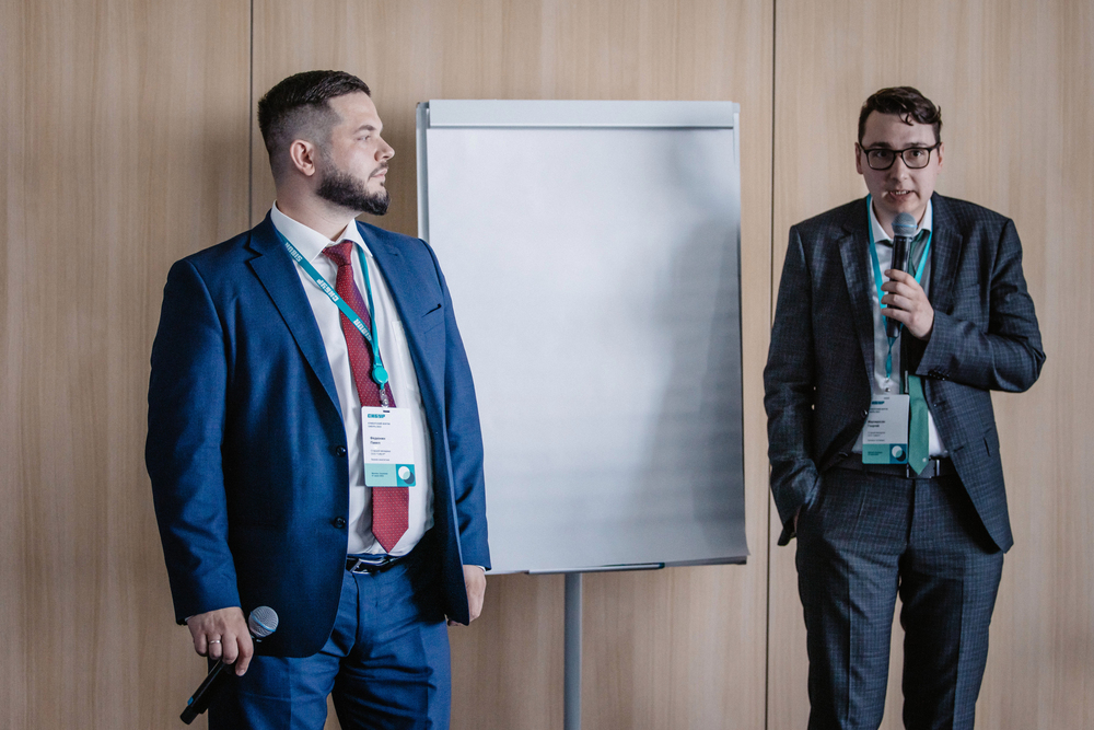 Павел Федюнин, старший менеджер по маркетингу пластиков и органического синтеза (слева), и Георгий Мартиросян, старший менеджер по маркетингу базовых полимеров СИБУРа (справа), утверждают, что изменения торговых потоков значительно влияют на ценообразование на мировом рынке, но ограниченно – на цены в России. 