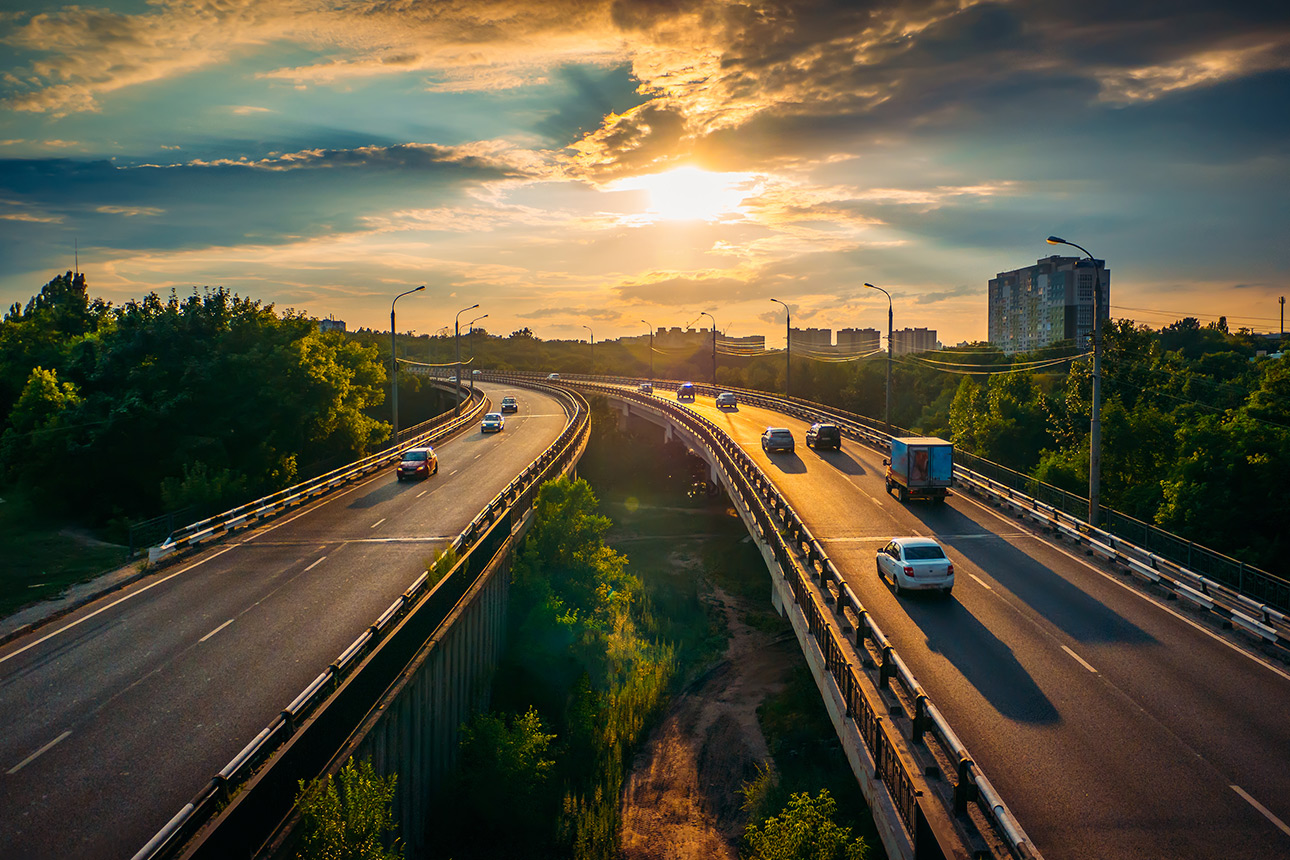 SIBUR yönetiminin öncelikli görevi, Rus yol inşaat sektörüne yüksek kaliteli polimer ürünler sunarak tam kapasite ve rekabetçi şartlarda bunların tedarikini karşılamaktır.  