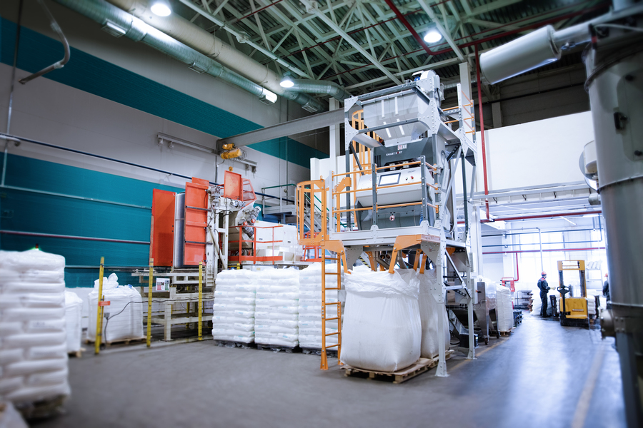 СИБУР оказывает поддержку в обеспечении рынка необходимыми для производства импортными ингредиентами: добавками, красителями, растворителями, комплектующими. 