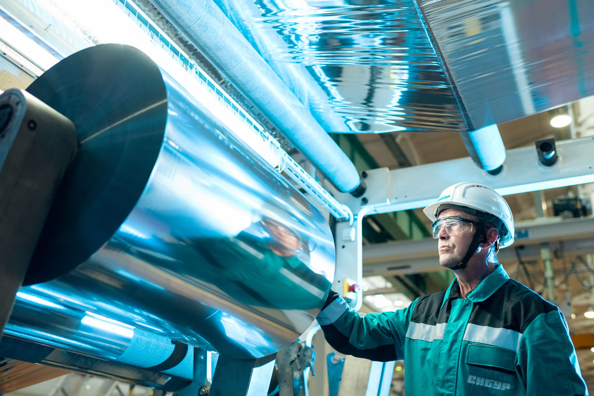 «БИАКСПЛЕН» не только удержал под контролем и стабилизировал технологические процессы, но и сохранил весь ассортимент – прозрачные, металлизированные, наполненные, матовые, этикеточные, табачные БОПП-пленки – без изменения норм по качеству. 