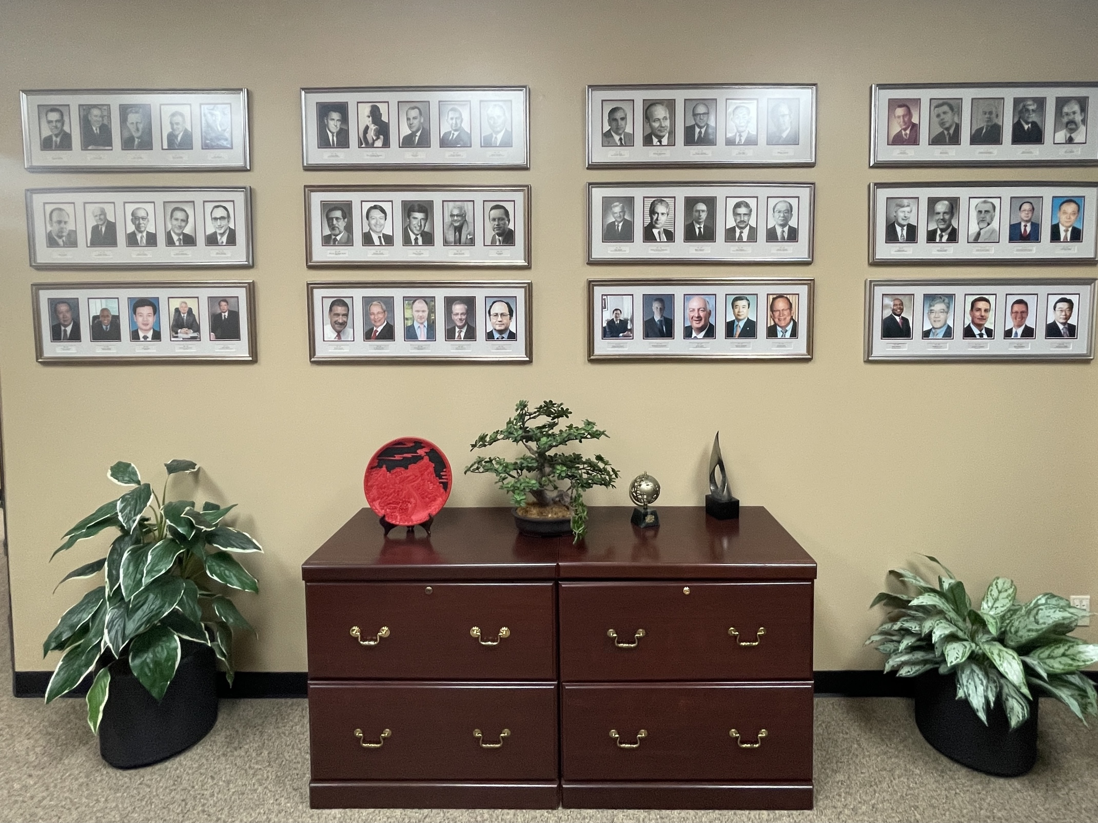 Фото всех президентов международного института производителей синтетического каучука (IISRP). 