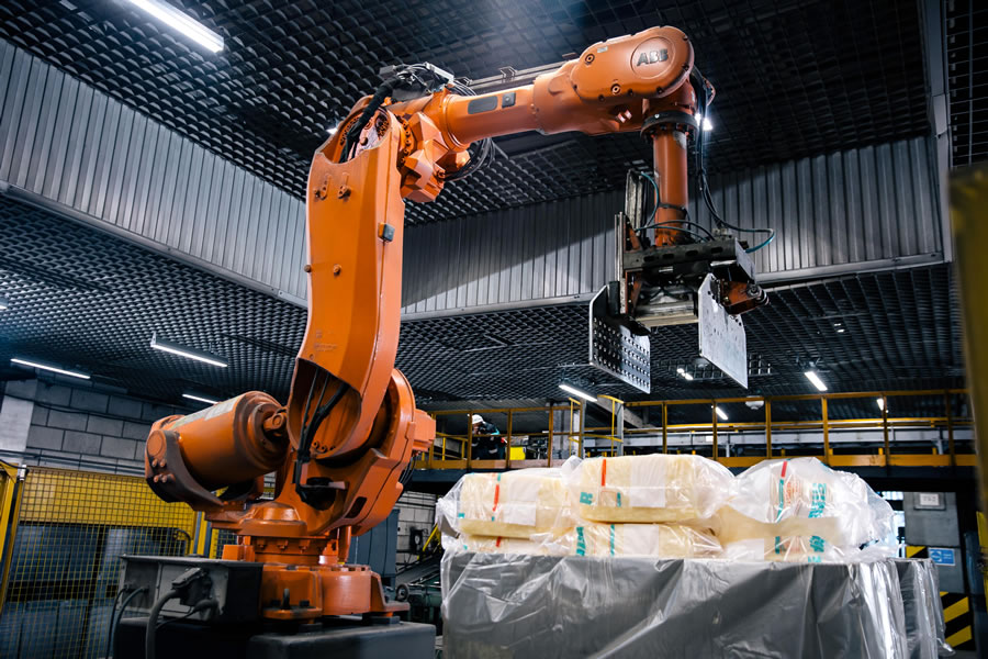 СИБУР сделал все, чтобы поддержать как загрузку шинных заводов своих клиентов, так и собственных производств шинных каучуков, исполняя заказы практически в полном объеме. 