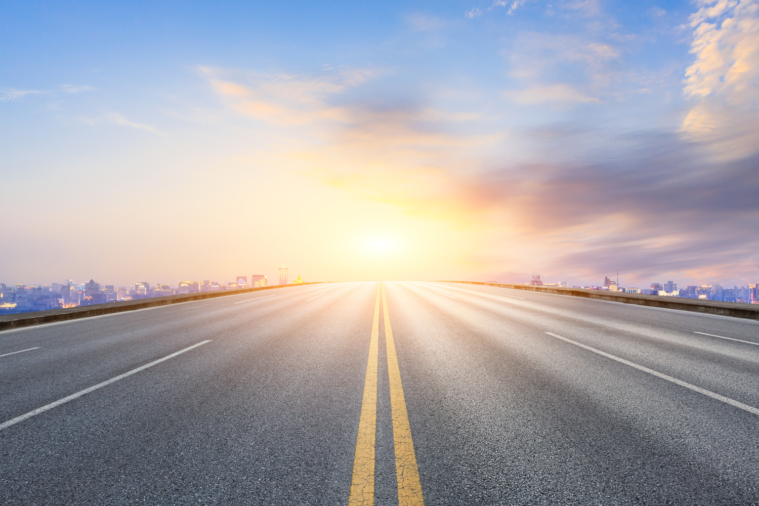 Полимерные добавки (модификаторы) для битума позволяют изменить характеристики асфальтобетонной смеси для строительства более надежного дорожного покрытия. Оно способно противостоять пластическим деформациям в жару и сохранять упругость и пластичность асфальта в холода.  