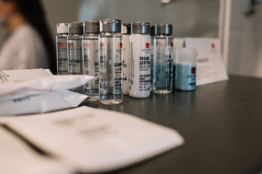 В гостиницах AZIMUT появились наборы для бритья, рожки для обуви, расчески, выполненные c применением вторсырья, а также флаконы с шампунем, гелем, лосьоном, которые сделаны из первичного ПЭТ, пригодного для переработки. 