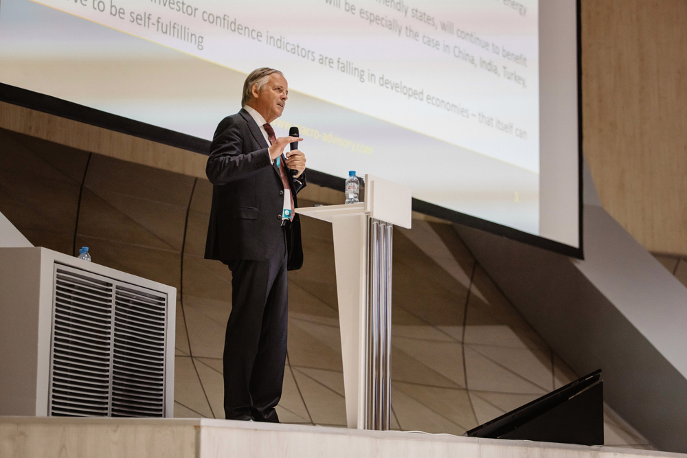 Кристофер Уифер, генеральный директор Macro-Advisory LLC, уверен, что Россия в ближайшие месяцы станет продавать больше нефти по сниженным ценам азиатским покупателям. 