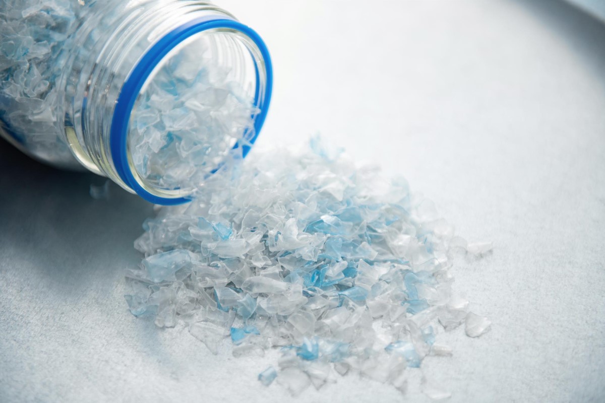 В минувшем году СИБУР открыл линию по выпуску пищевой упаковки с добавлением вторсырья на заводе «ПОЛИЭФ» в Башкирии. Новые мощности позволяют вовлечь в повторное производство до 1,7 млрд пластиковых бутылок ежегодно. 