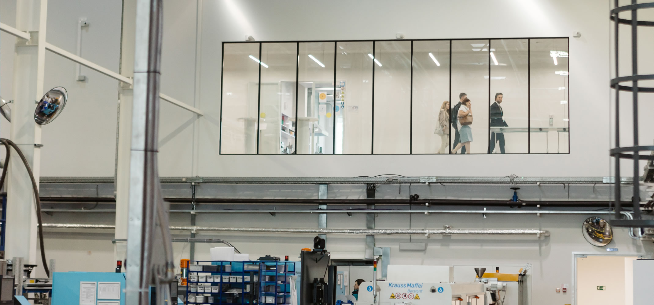 Помочь отрасли не остановиться, сохранить эффективность упаковочных решений компания смогла благодаря работе технического сервиса и центра «СИБУР ПолиЛаб», который в свое время открылся для создания новых марок. 