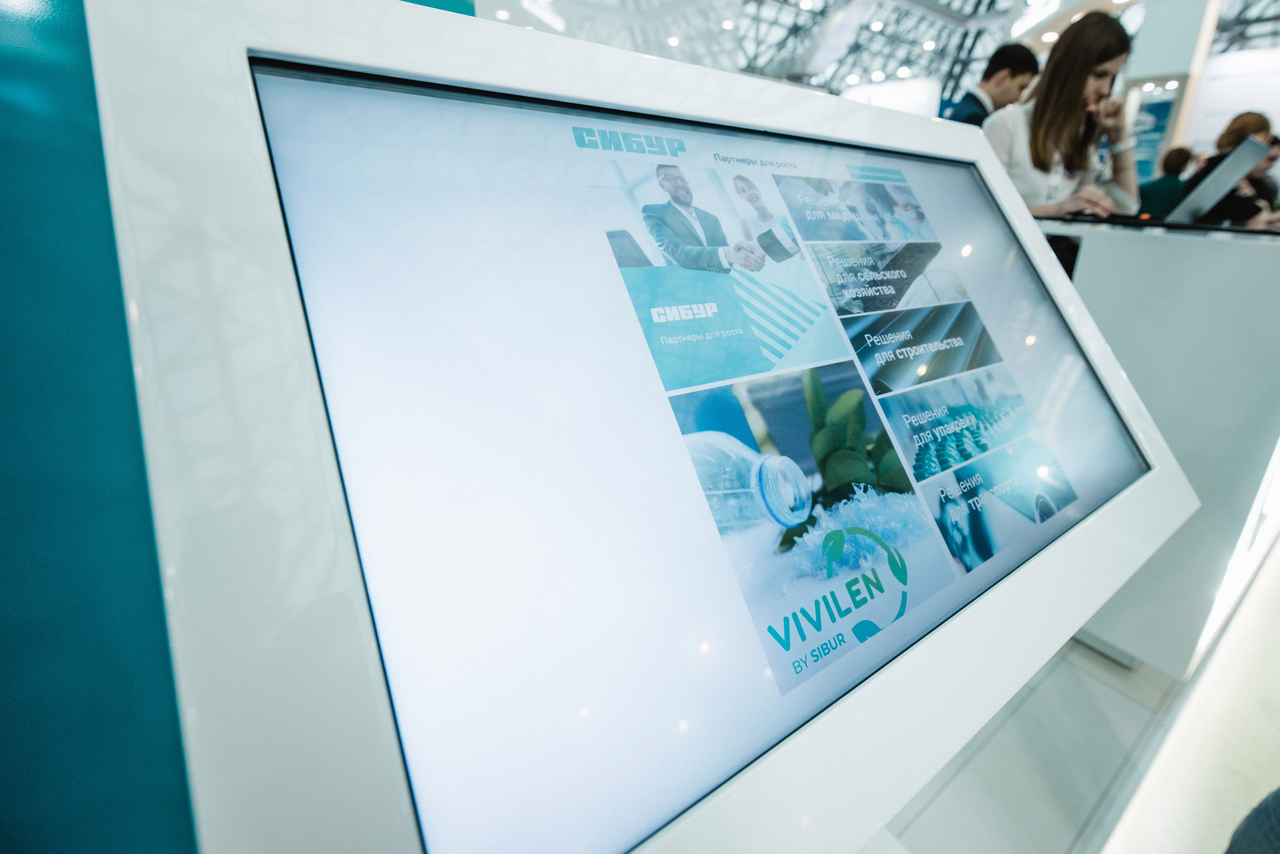 В прошлом году под брендом Vivilen компания запустила производство вторичной гранулы с 30%-ным содержанием PCR. В 2023-м будут выпущены новые вторичные марки для пакетов и термоусадочной пленки с 60%- и 70%-ным содержанием PCR (фото сделано на выставке RUPLASTICA-2023) 