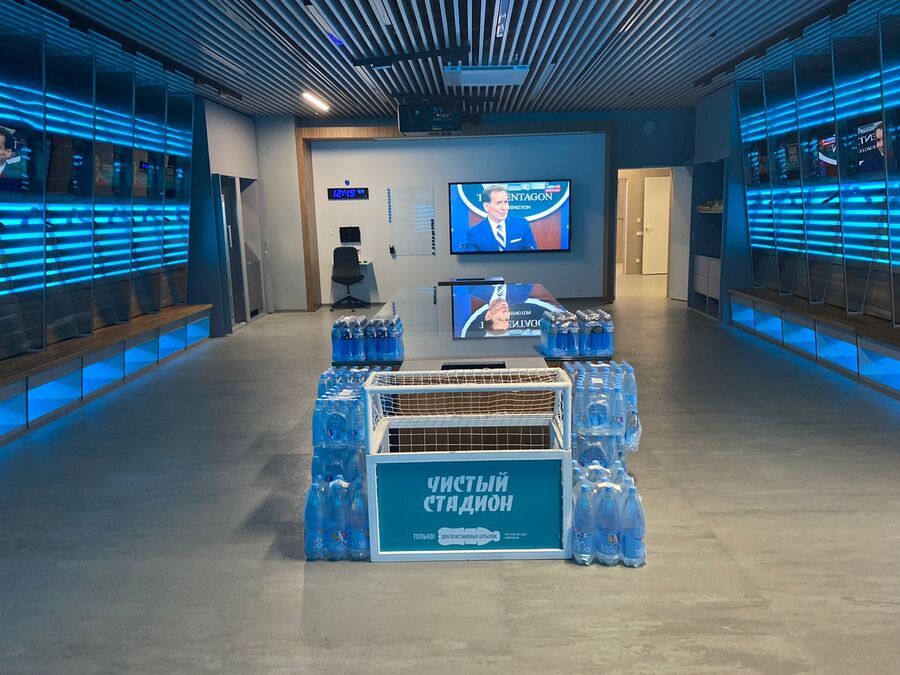 Из собранного количества пластика на двух матчах можно изготовить более 700 теплых жилеток для футбольных болельщиков – на одну жилетку уходит примерно 16 бутылок. 