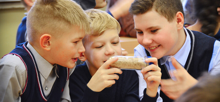 Ребята не только сами узнают, к примеру, что пластик – это не лишний мусор, а сырье для производства новых полезных вещей, но и поделятся этим знанием со своими друзьями. 