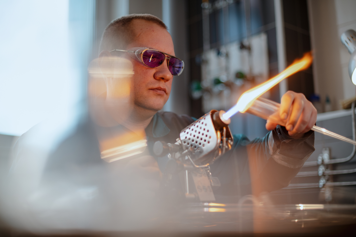 НИОКР СИБУРа в 2023 году разработал модификатор – специальную добавку на основе смесей сополимеров пропилена и этилена – для устранения тигровых полос: этот дефект связан с неравномерностью течения полимерного материала в литьевой форме. 