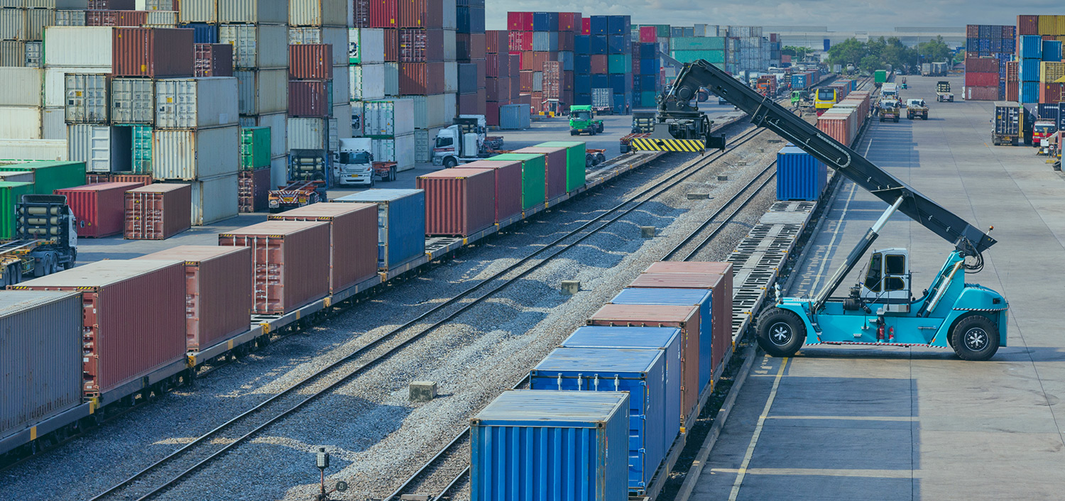 Если товар, поставленный из Китая по железной дороге (самый распространенный способ доставки), не соответствует техническим требованиям к упаковке, утвержденным «Российскими железными дорогами», контейнеры будут задержаны на доукрепление грузов или на полную переупаковку. 