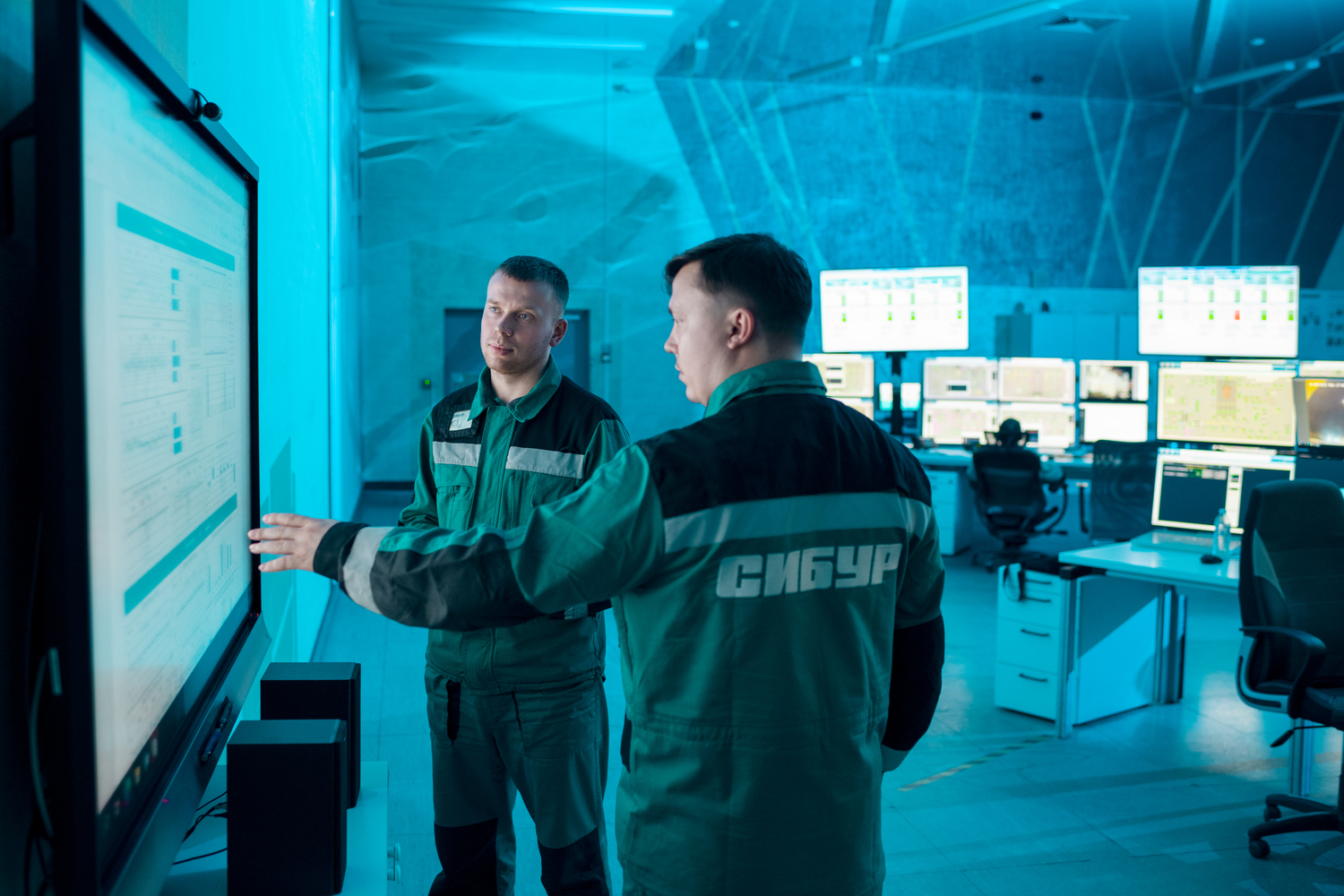 СИБУР создал ряд уникальных решений, не имеющих аналогов в мире: датчики промышленного интернета вещей и интеллектуальные платформы сбора данных и их анализа; инструменты дополненной реальности, интегрированные в производственную деятельность; цифровые двойники при реализации крупных инвестиционных проектов и многое другое.  