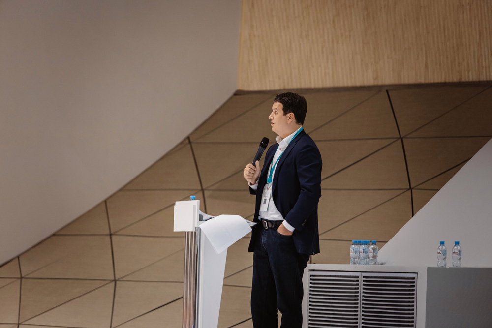 Член правления СИБУРа Александр Петров отмечает, что основное ограничение лежит на лицензиях и высокотехнологичном оборудовании. Но те проекты, которые в феврале уже были на финишной прямой, компания сможет завершить. 