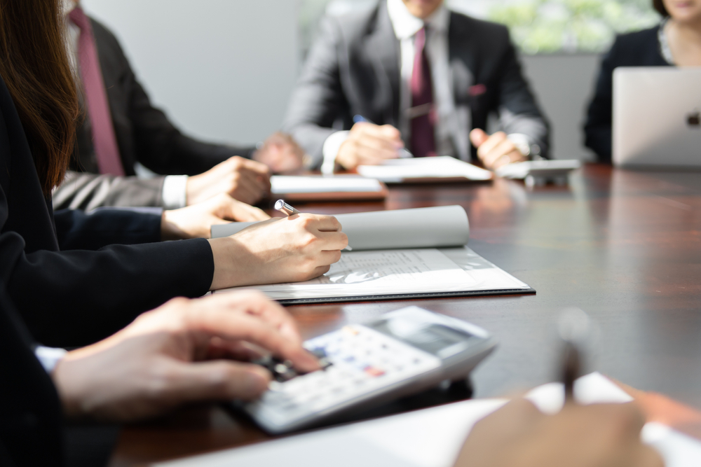 В договоре должны быть указаны цена и порядок расчетов. Например, подозрительны длительные временные отсрочки платежа, поставки товара в больших объемах без предоплаты или гарантийной оплаты, указание в договоре высоких штрафных санкций. 