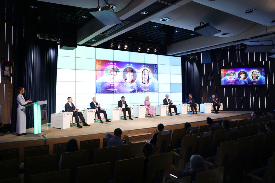 В течение полугода в адрес организаторов премии поступило 9,5 тыс. заявок, в итоге 25 ноября экспертная комиссия представила к призам и наградам почти 200 человек по 12 номинациям. 