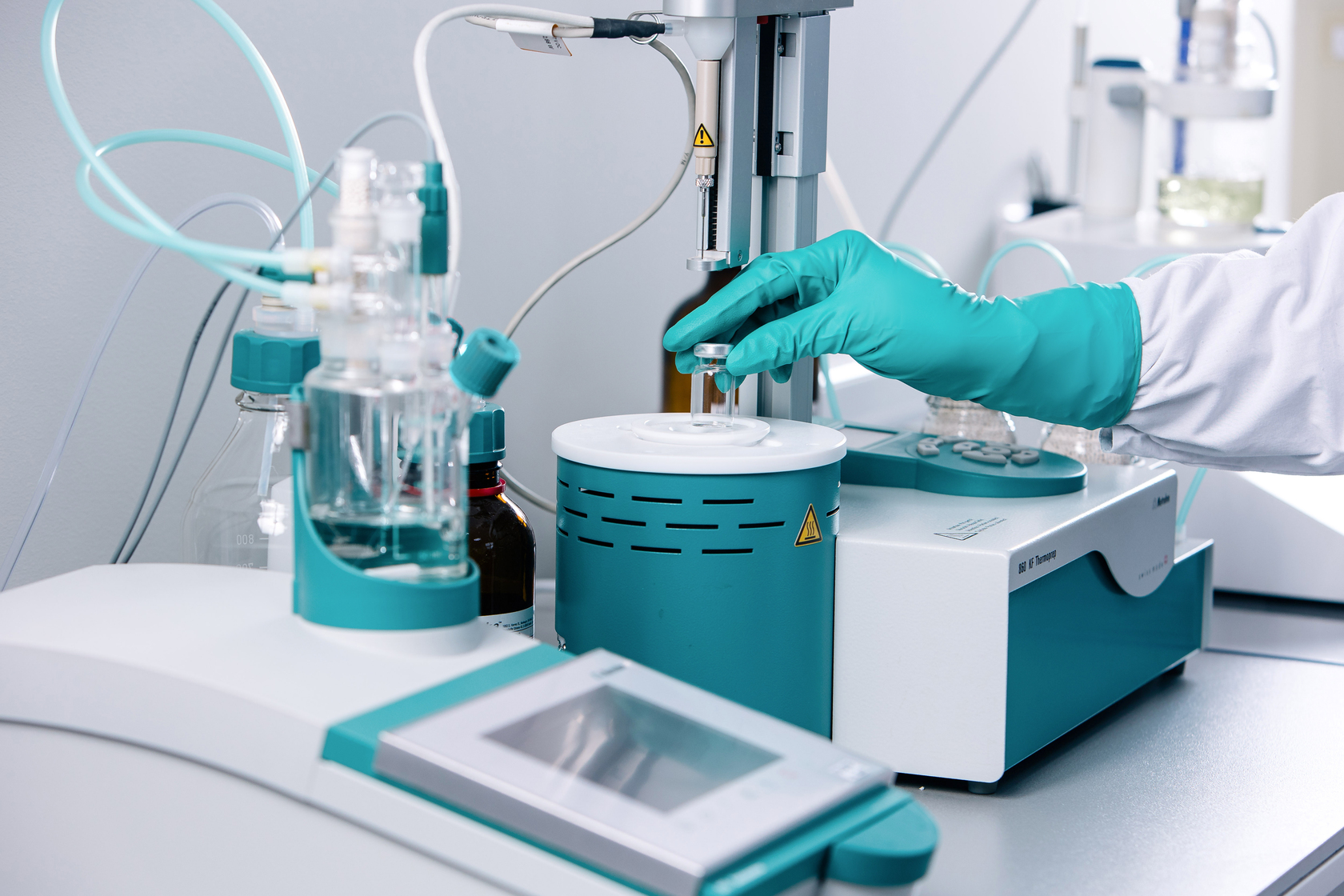 «Приведу второй пример разработанной технологии — это бутиллитий. Бутиллитий — необходимый компонент для производства каучуков и эластомеров. Он нужен для производства «Нижнекамскнефтехима» и «Воронежсинтезкаучука». 