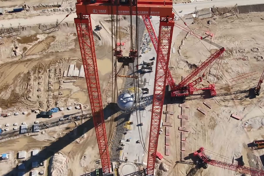 Установка самой высокой колонны АГХК. 