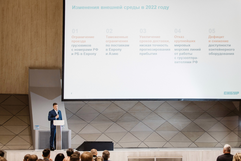 Сергей Сучков, директор по логистике СИБУРа, вспоминает, как в феврале на таможнях царила полная неразбериха. 