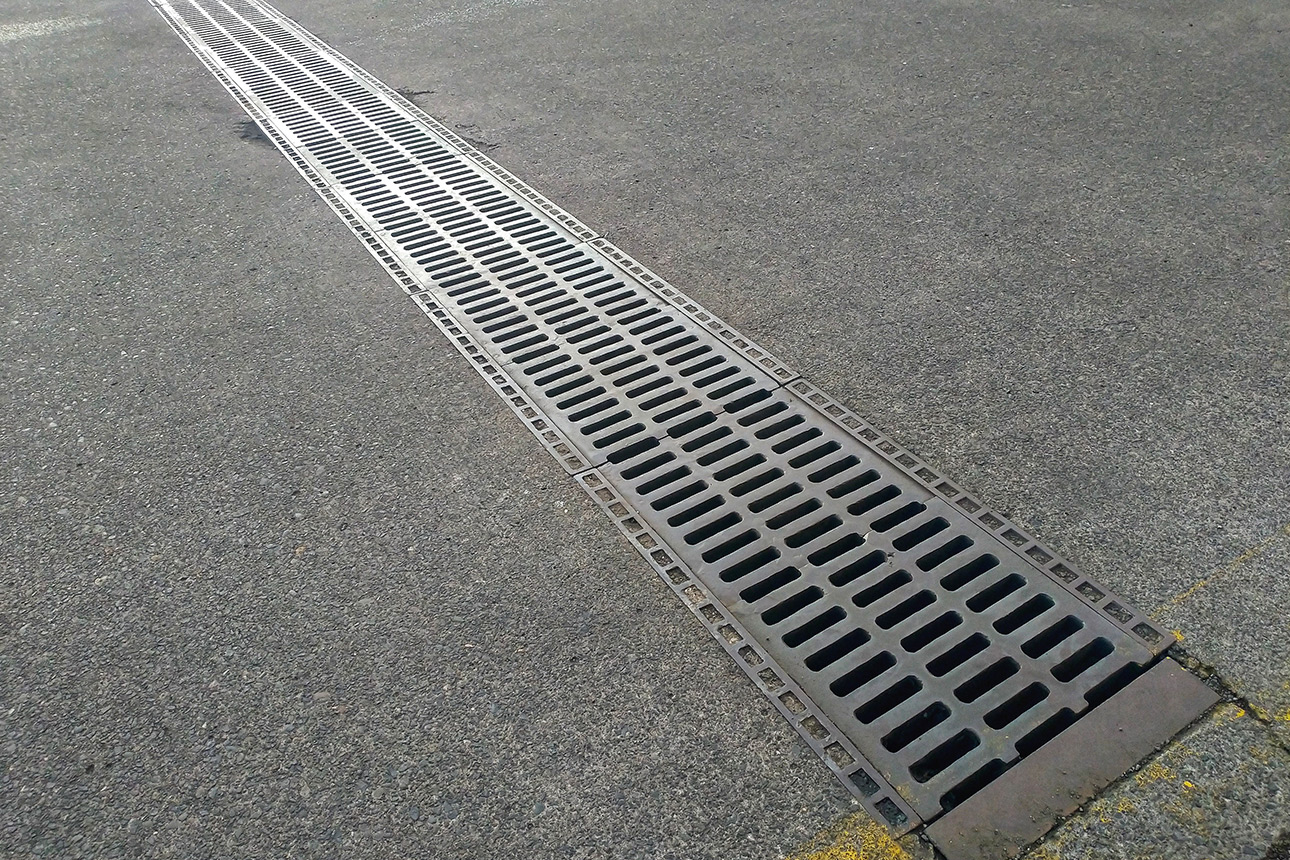 Polimer su tahliye sistemlerinin yaygınlaşması, piyasanın yeterince bilgilendirilmemesi neticesinde istenen seviyeye ulaşamamaktadır.  Bu hususu çözüme kavuşturmak için SIBUR ve İnşaat Fiziği Araştırma Enstitüsü, polimer su tahliye sistemlerini geleneksel çözümlerle birlikte teknik ve ekonomik karşılaştırmalar yaparak ortaklaşa çalışmalar yapmaktadırlar. 