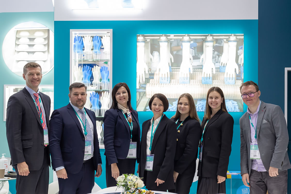 Заявляйте о себе на всех уровнях, участвуйте в деловой программе выставок и отраслевых форумах. На фото: стенд СИБУРа на выставке Pharmtech & Ingredients.  