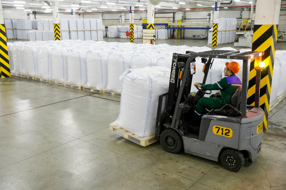 Если требуется, например, срочная отгрузка и в то же время клиент стремится минимизировать затраты, компания найдет варианты взаимной экономии (на фото: «Казаньоргсинтез»). 