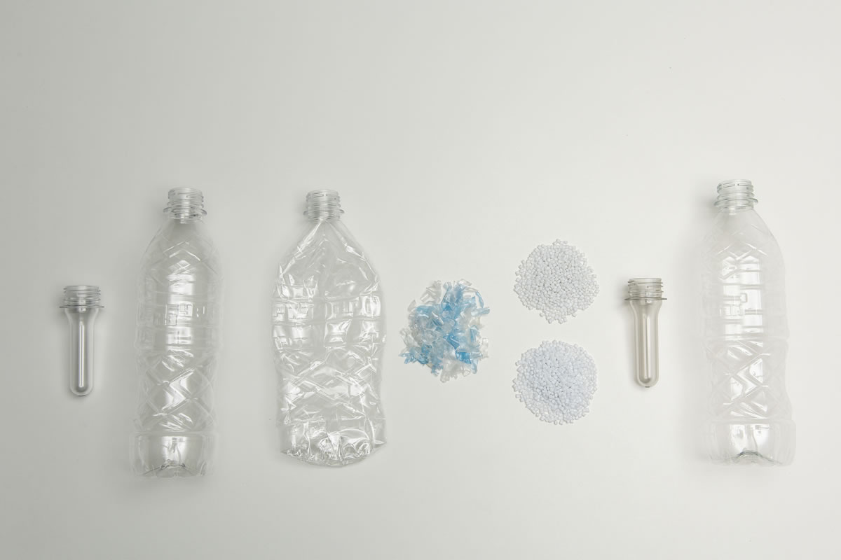 Сейчас марочный ассортимент компаундов Vivilen представлен продукцией выдувного формования и литья под давлением. Речь идет о такой упаковке, как флаконы, бутылки и ведра. 