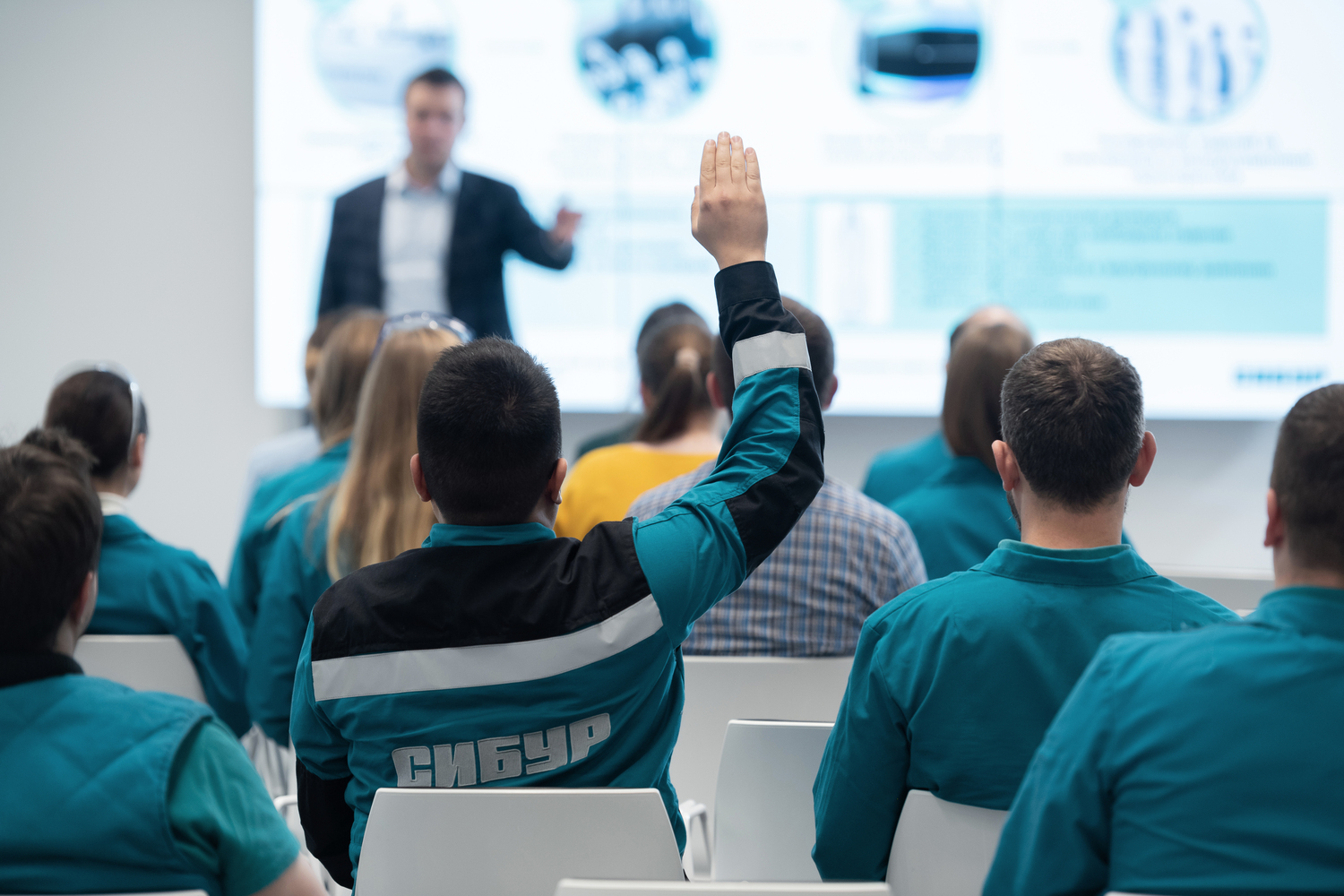 На базе «СИБУР ПолиЛаб» проводится обучение по запросам клиентов, а также вебинары на платформе «Бизнес Практики СИБУР», в которых в 2023 году приняли участие более 800 человек. 